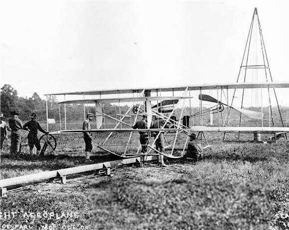 Wright Flyer 를 이륙시키기 위해 장착 중인 모습 (1909년)